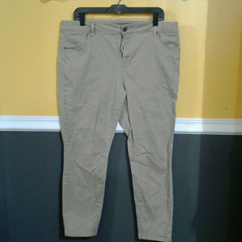 Miss poured in blue stretch khaki ankle pant